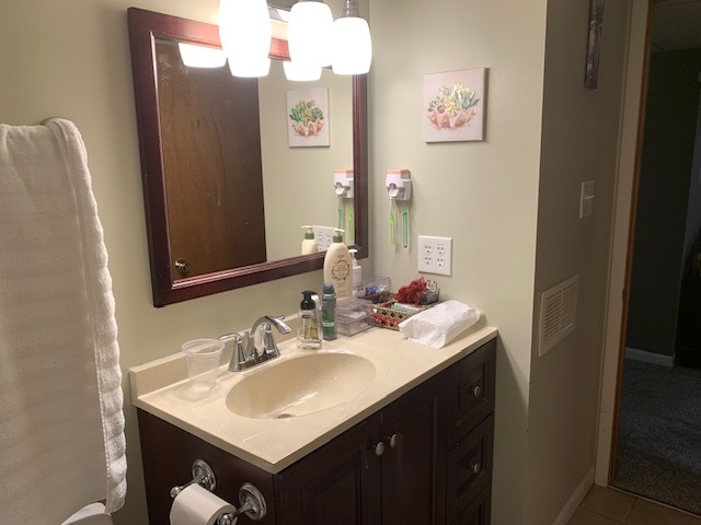 1526 N Hershey Road, Bloomington, IL 61704