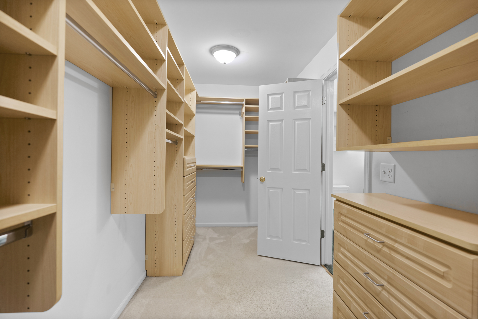 662 Waterbury Avenue, Gurnee, IL 60031