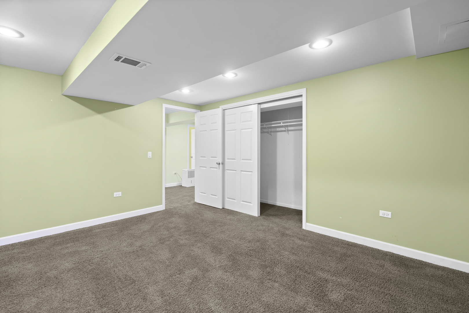 662 Waterbury Avenue, Gurnee, IL 60031