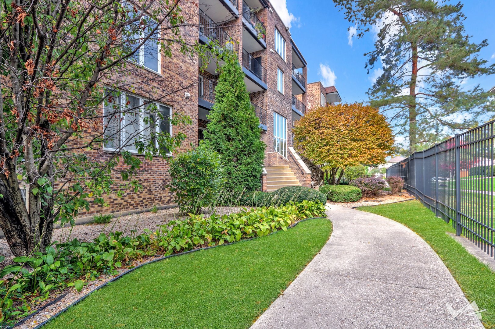 467 HIAWATHA Trail #201, Wood Dale, IL 60191