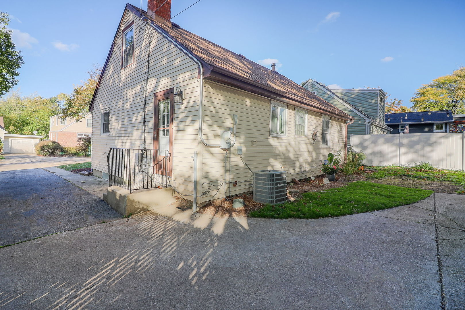 121 W Park Drive, Lombard, IL 60148