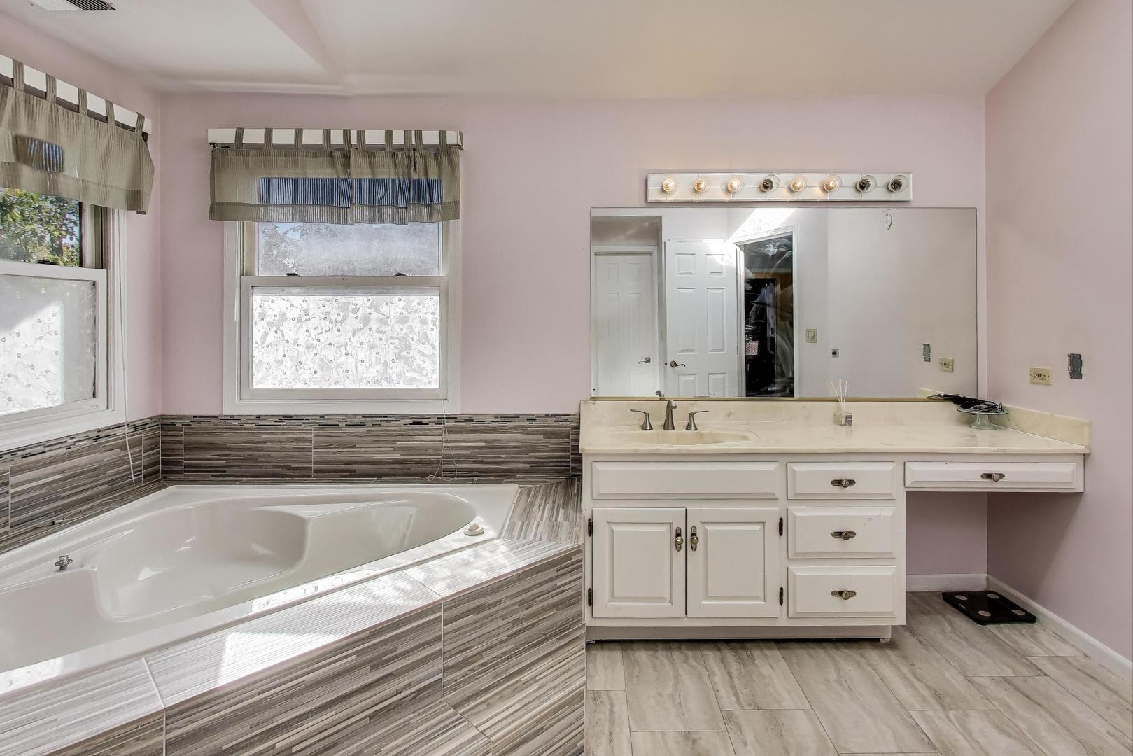 3N425 HOWARD Avenue, Elmhurst, IL 60126