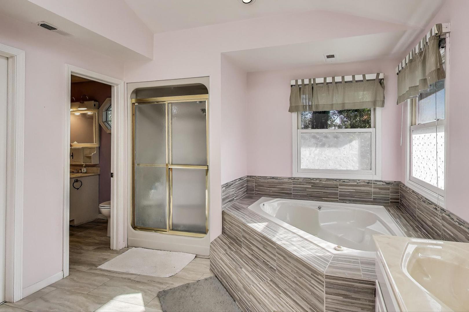 3N425 HOWARD Avenue, Elmhurst, IL 60126