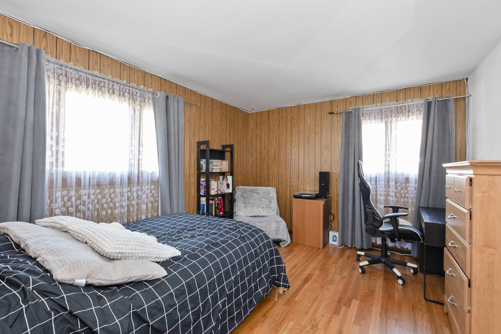 8907 Saratoga Drive, Bridgeview, IL 60455