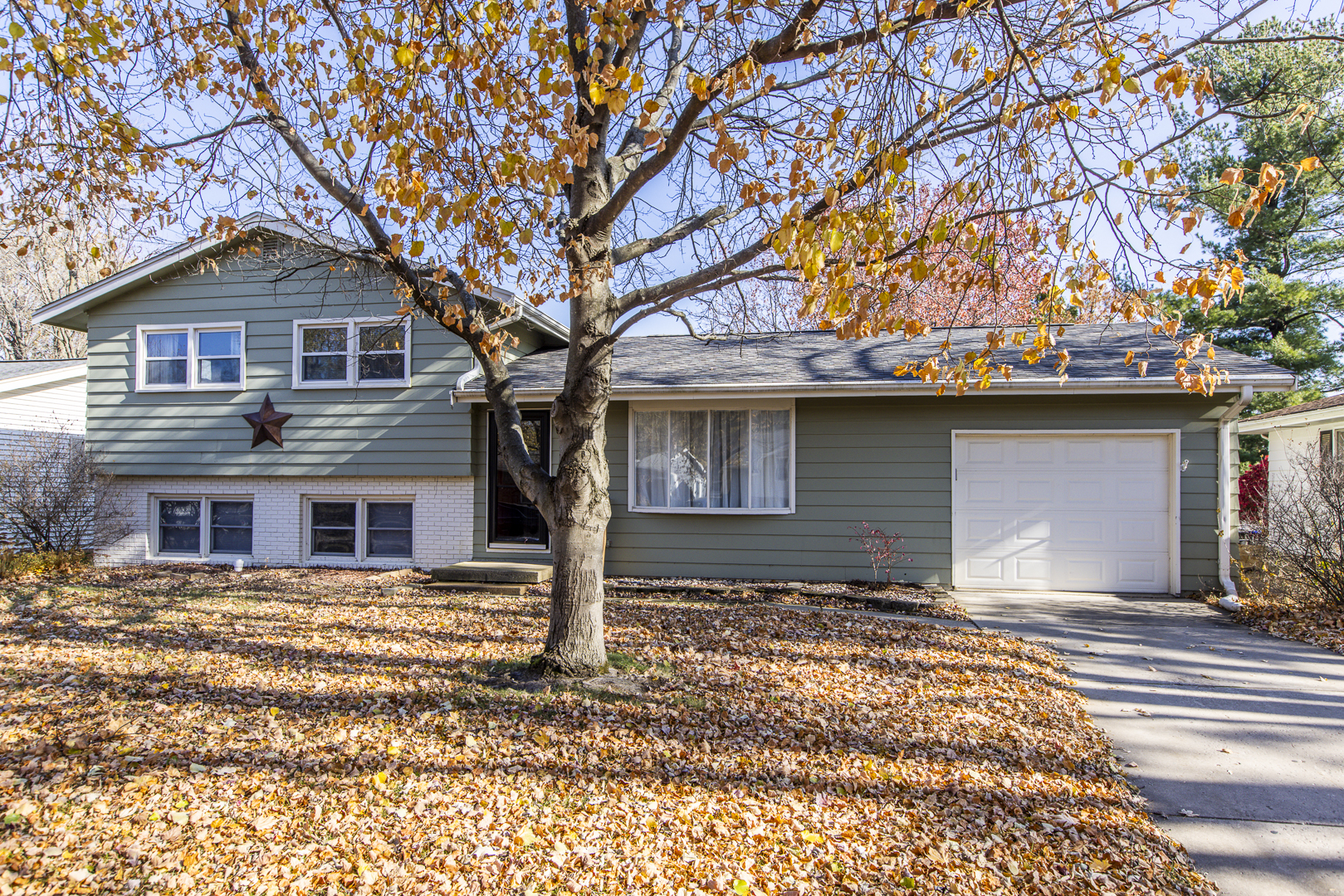 1211 Sandburg Drive, Bloomington, IL 61704