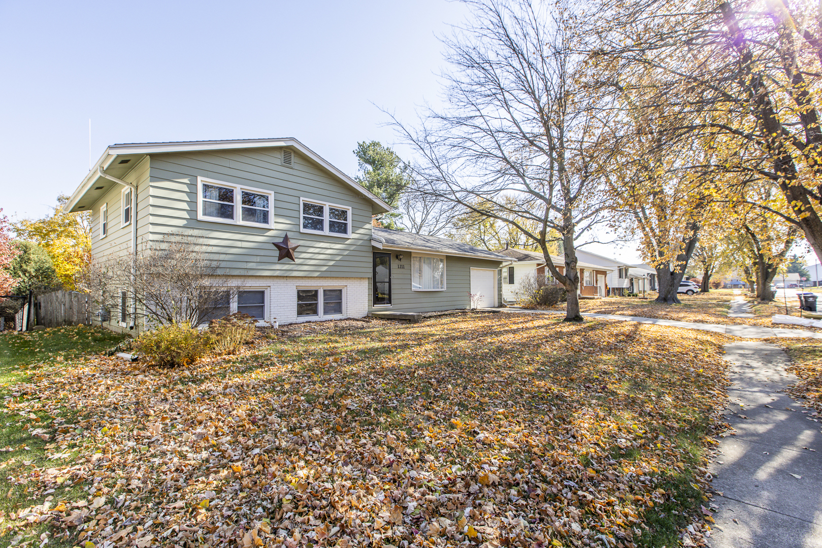 1211 Sandburg Drive, Bloomington, IL 61704