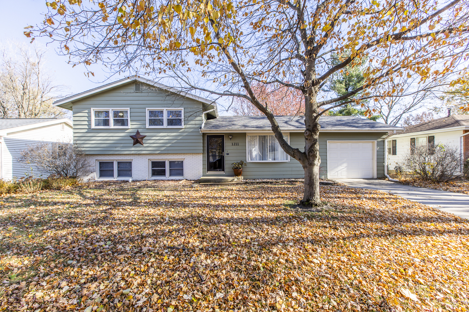 1211 Sandburg Drive, Bloomington, IL 61704