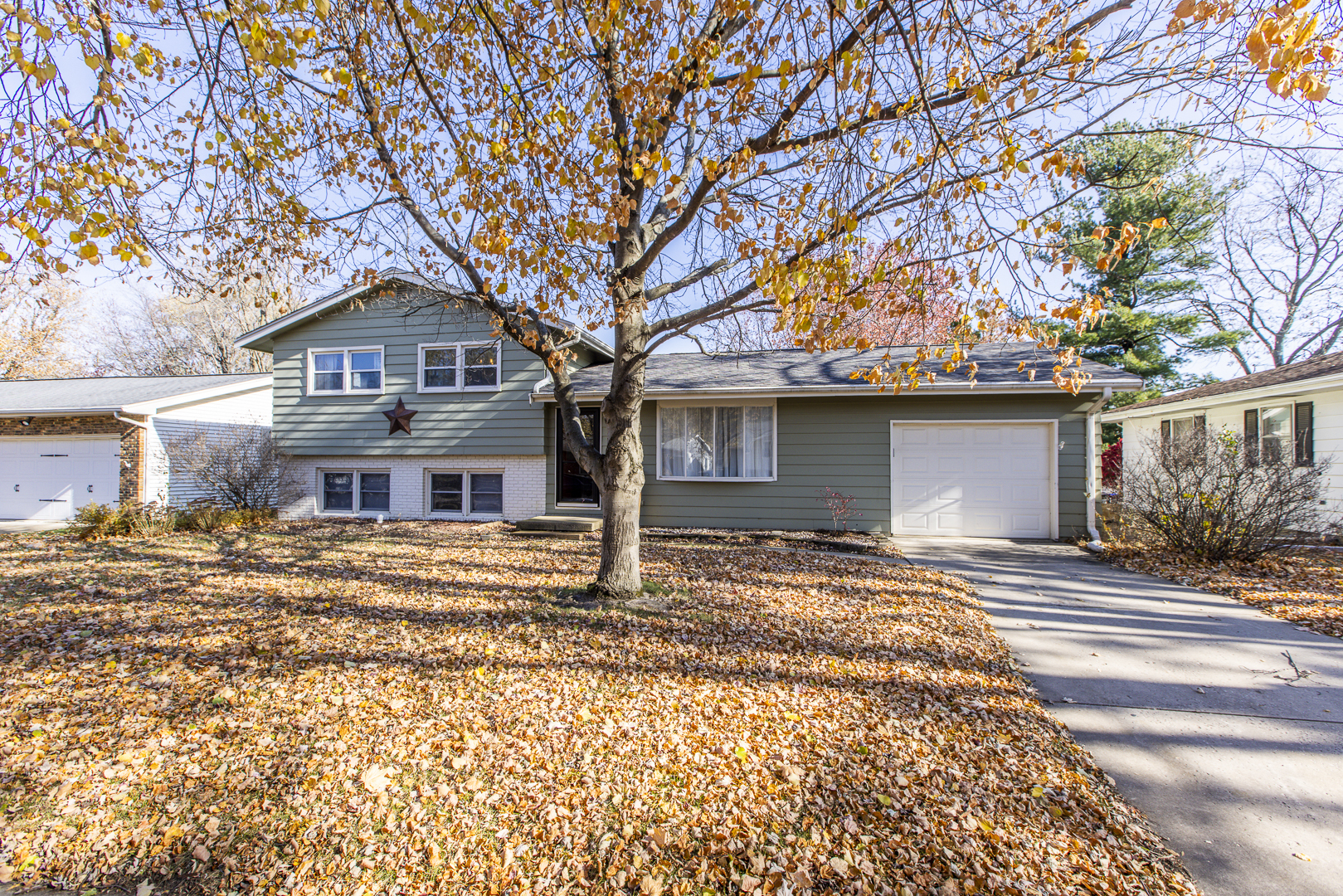 1211 Sandburg Drive, Bloomington, IL 61704