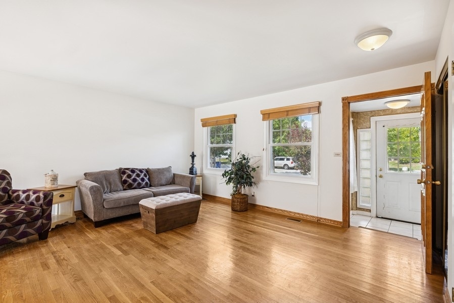 717 N Lakeside Drive, Vernon Hills, IL 60061