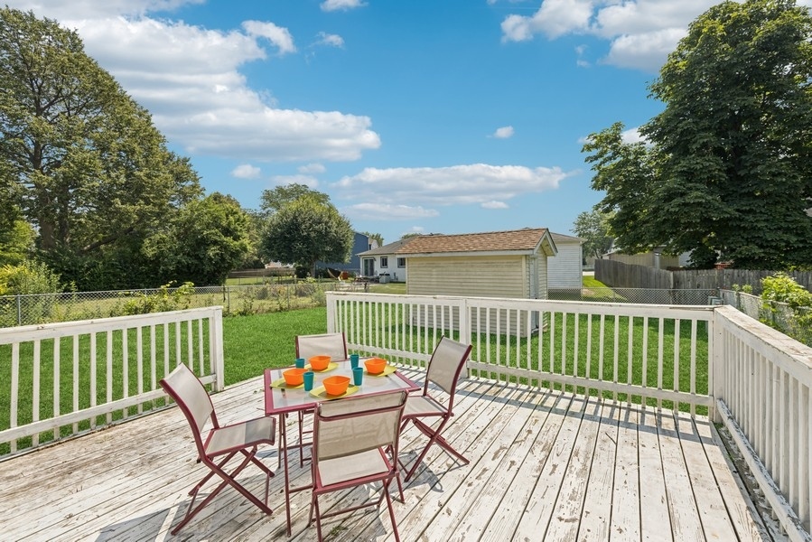 717 N Lakeside Drive, Vernon Hills, IL 60061