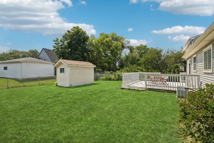 717 N Lakeside Drive, Vernon Hills, IL 60061