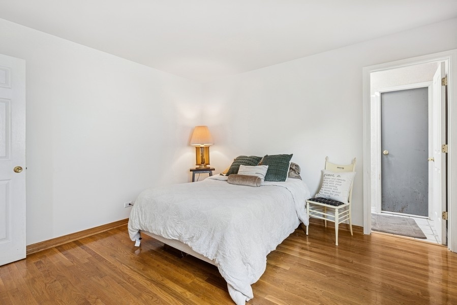 717 N Lakeside Drive, Vernon Hills, IL 60061