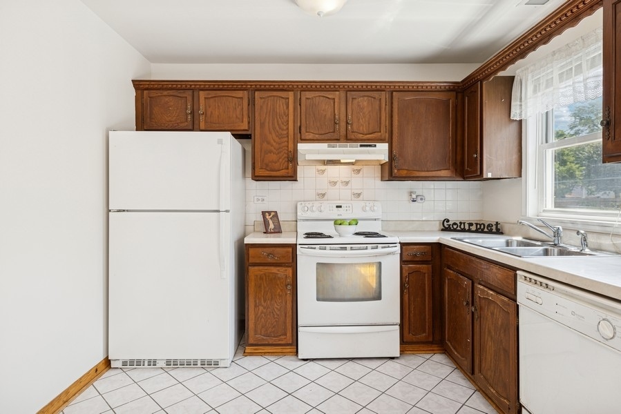 717 N Lakeside Drive, Vernon Hills, IL 60061