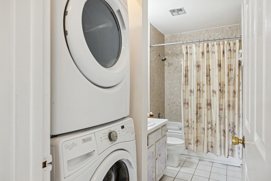 717 N Lakeside Drive, Vernon Hills, IL 60061