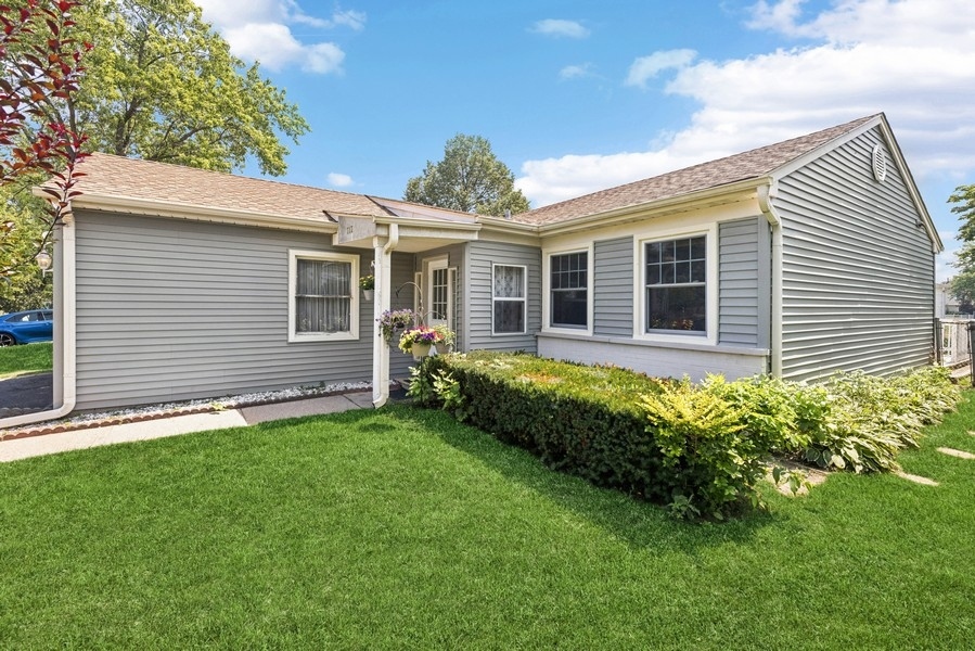 717 N Lakeside Drive, Vernon Hills, IL 60061