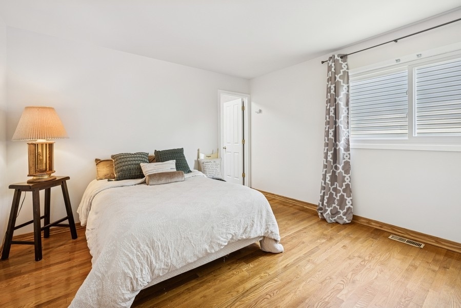 717 N Lakeside Drive, Vernon Hills, IL 60061