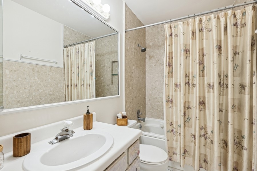 717 N Lakeside Drive, Vernon Hills, IL 60061