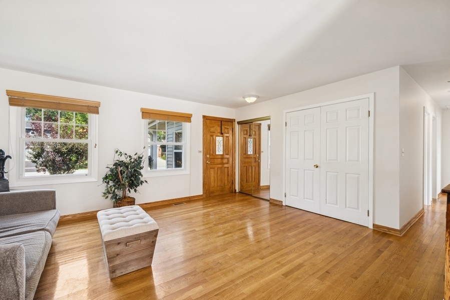 717 N Lakeside Drive, Vernon Hills, IL 60061