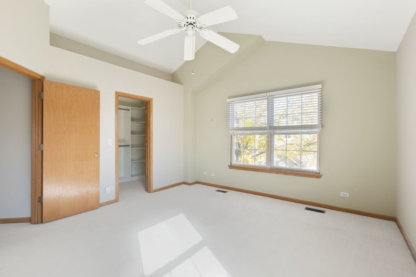 1086 Manchester Circle, Grayslake, IL 60030