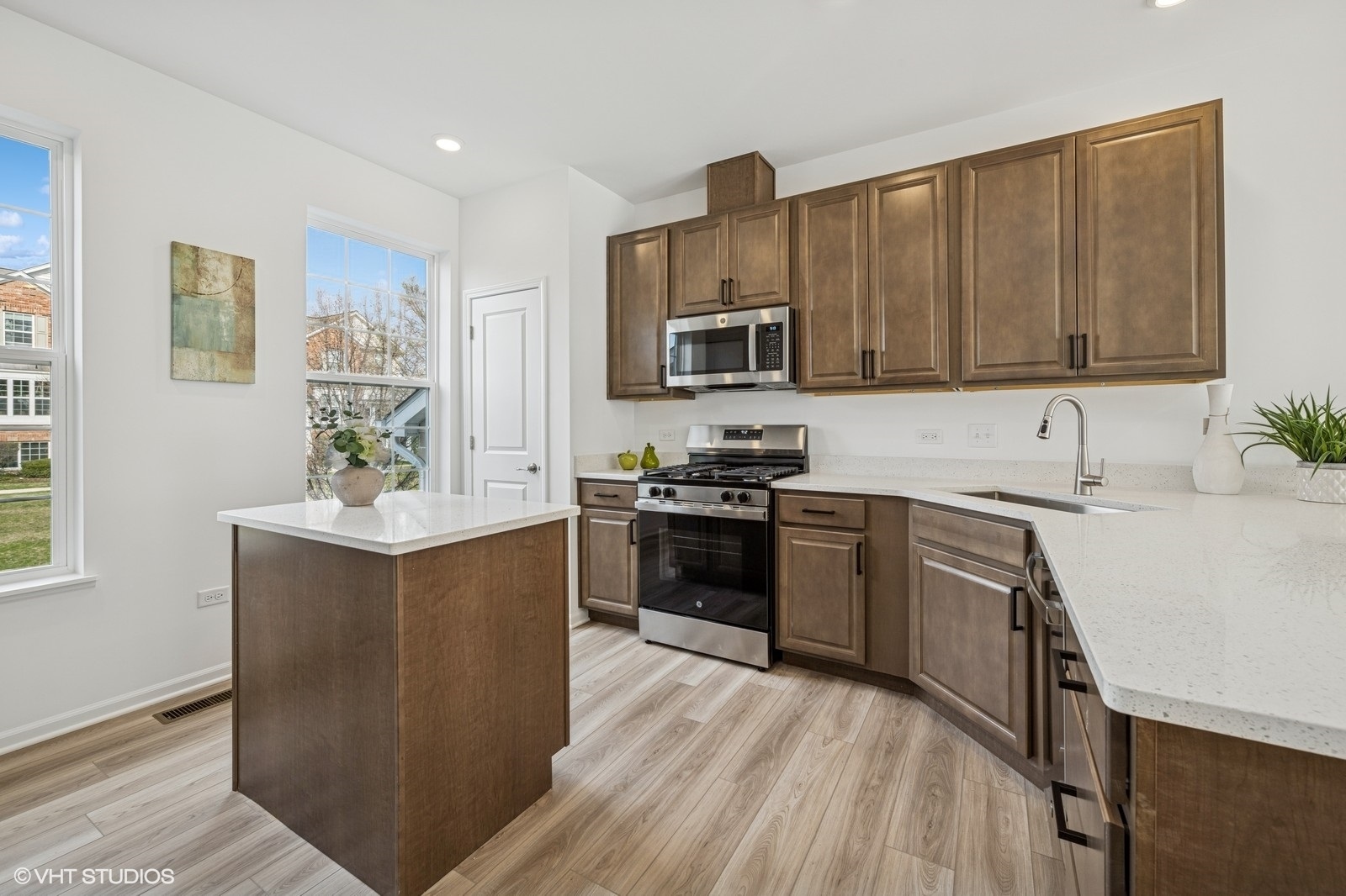 1204 Neubauer Circle #1304, Lindenhurst, IL 60046