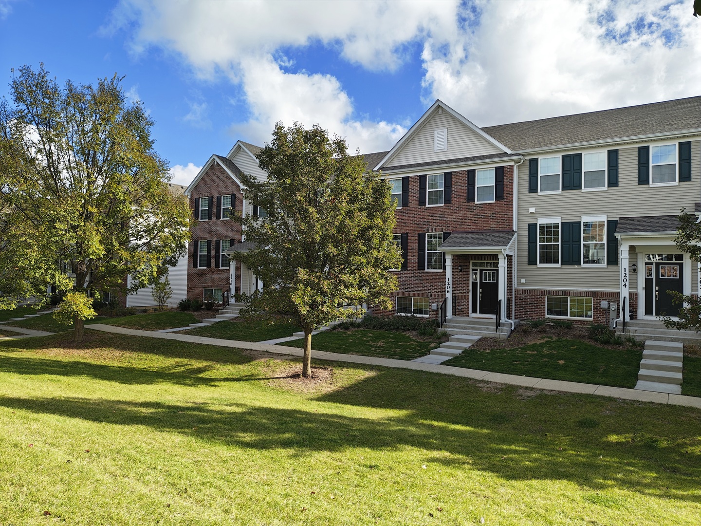 1204 Neubauer Circle #1304, Lindenhurst, IL 60046