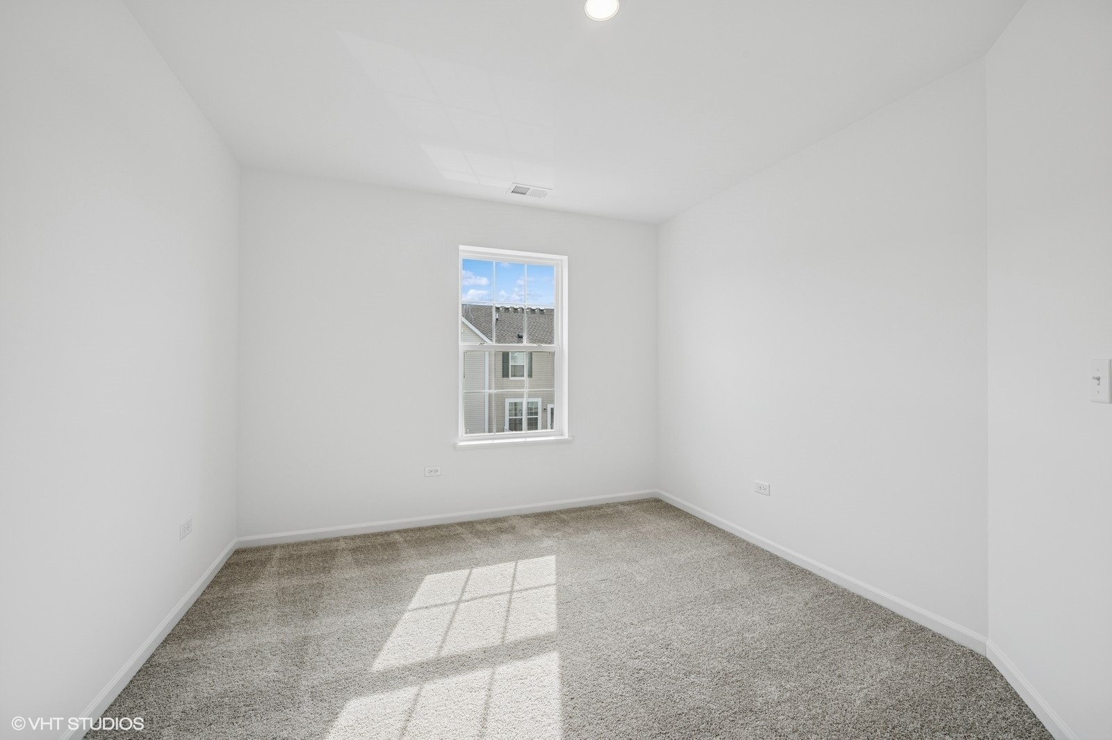 1204 Neubauer Circle #1304, Lindenhurst, IL 60046