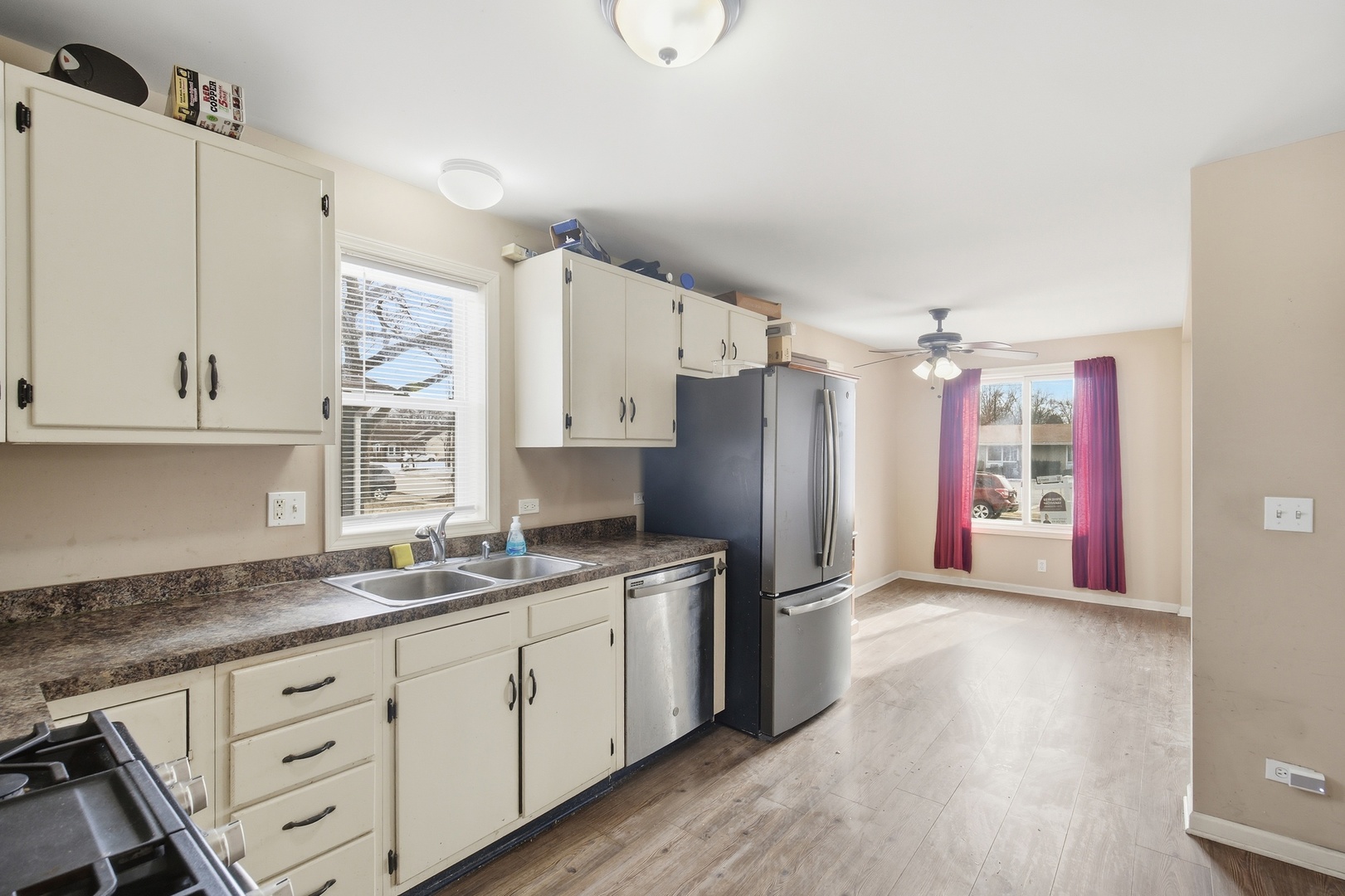 860 Parkway Avenue, Elgin, IL 60120