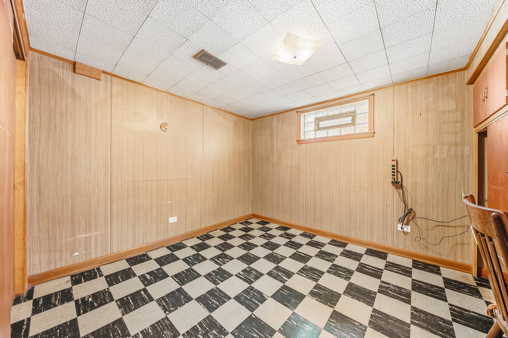 22 Charing Cross Road, Chicago Heights, IL 60411