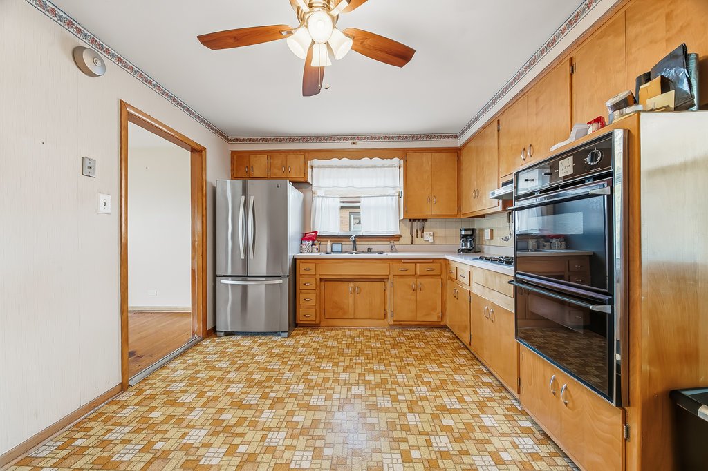 22 Charing Cross Road, Chicago Heights, IL 60411