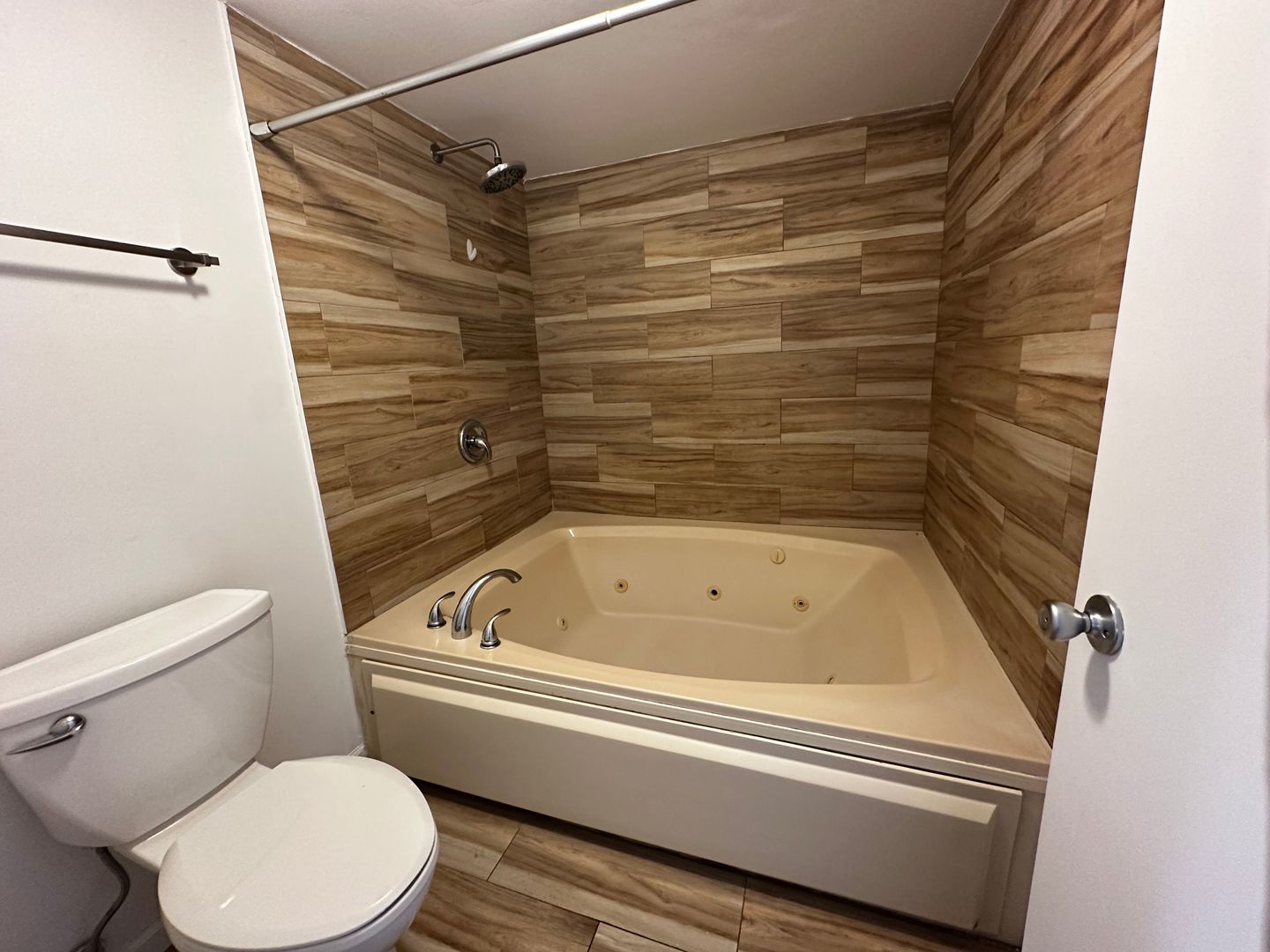 6020 Lake Bluff Drive #201, Tinley Park, IL 60477