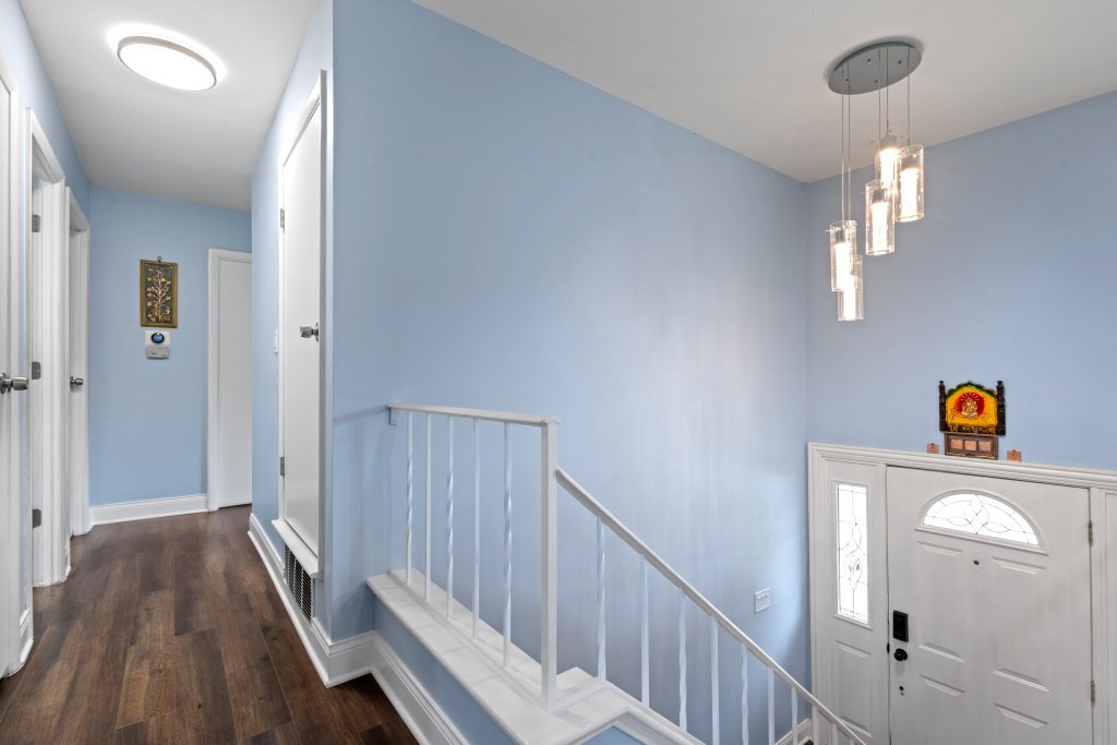 2004 E Parkview Circle, Hoffman Estates, IL 60169