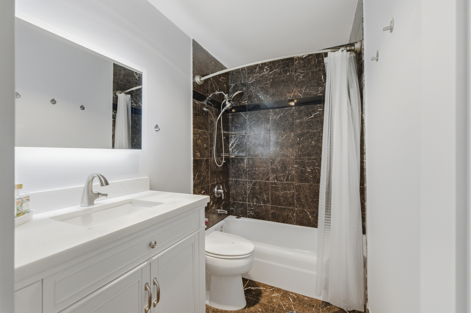 525 W HAWTHORNE Place #1104, Chicago, IL 60657