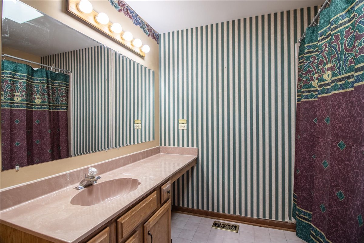 105 S Canyon Drive, Bolingbrook, IL 60490