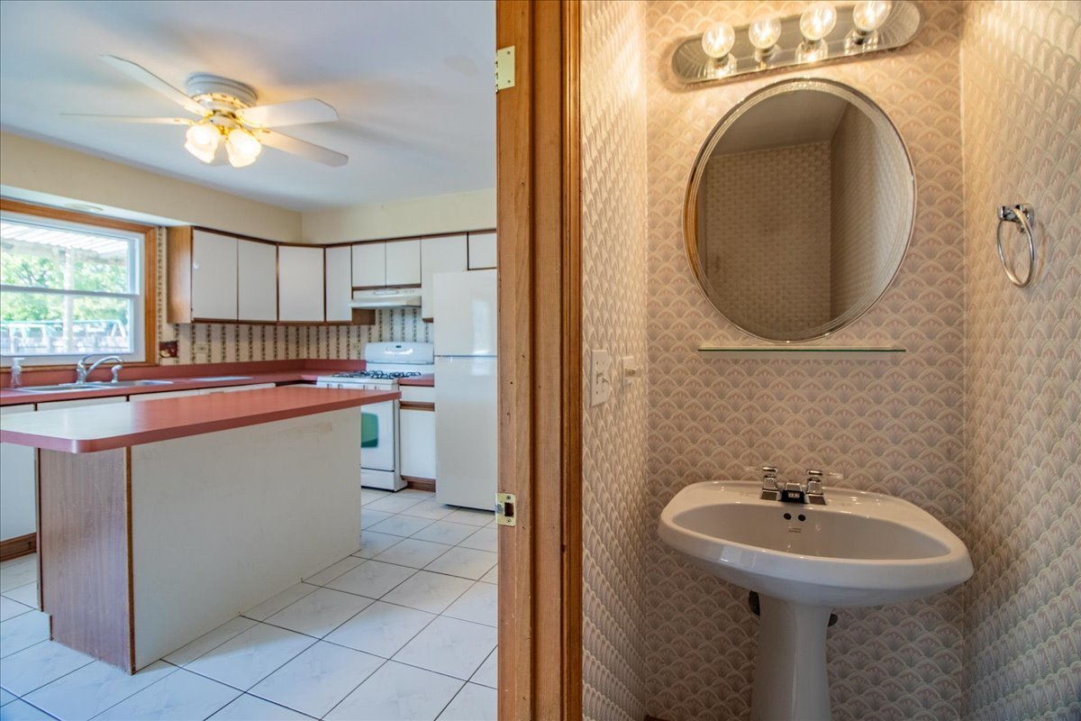 105 S Canyon Drive, Bolingbrook, IL 60490