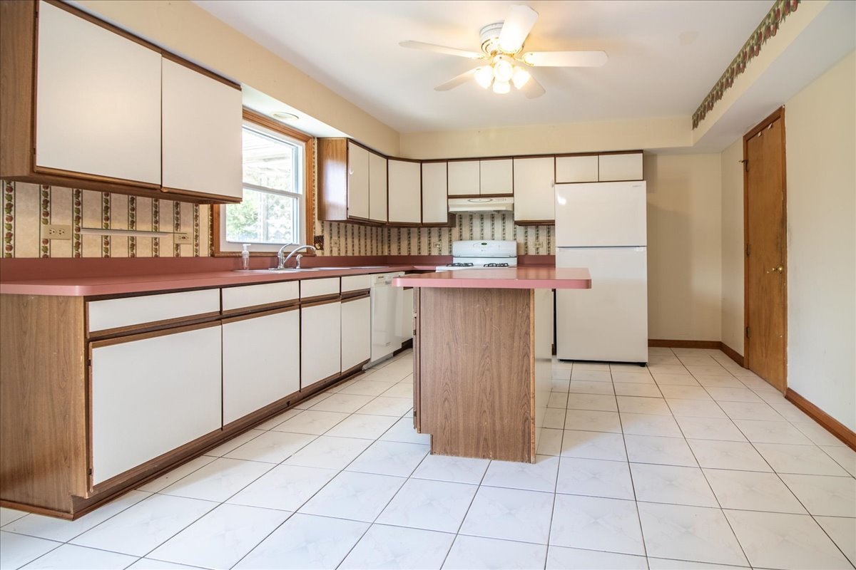 105 S Canyon Drive, Bolingbrook, IL 60490