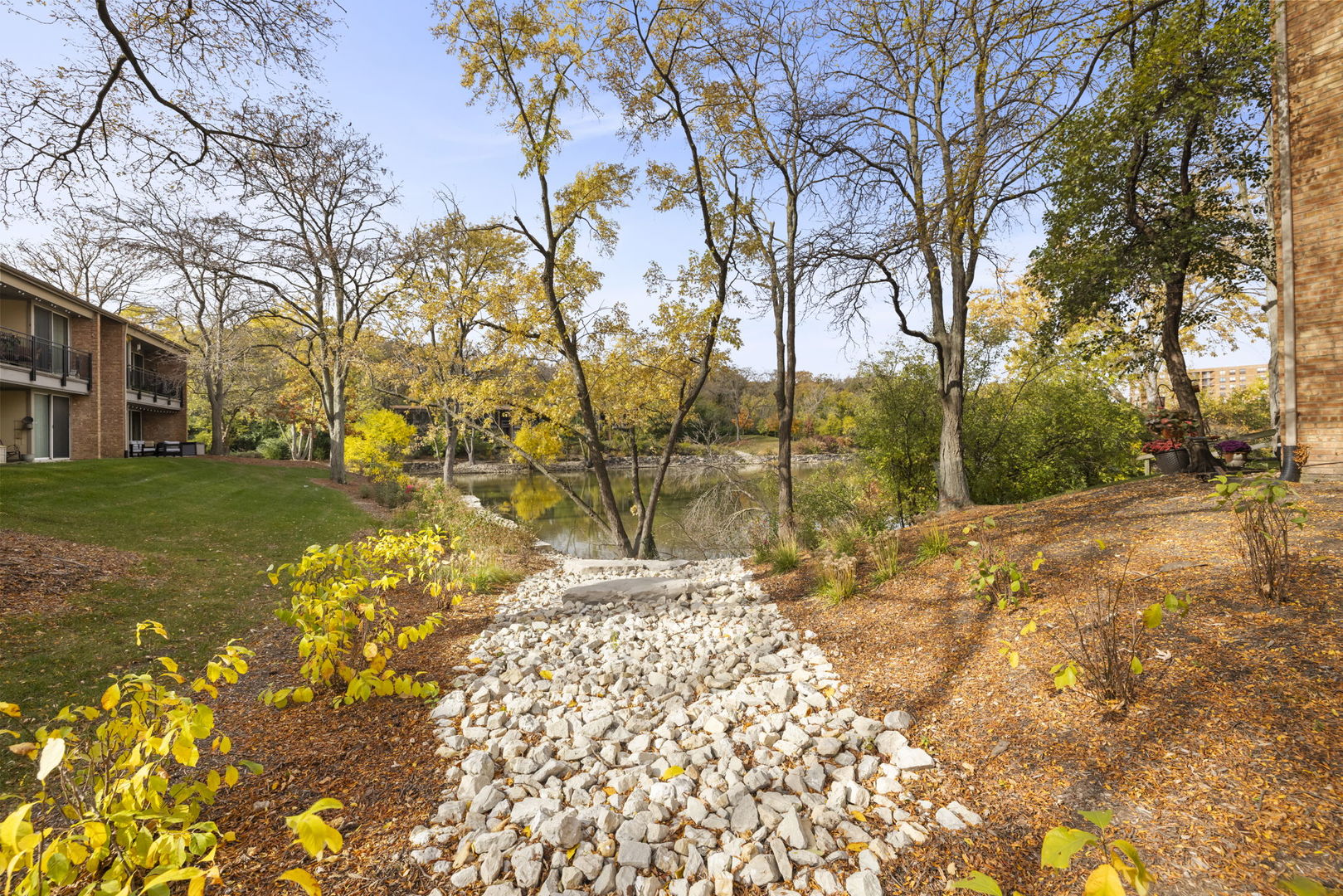 6008 LAKE Drive #1A, Lisle, IL 60532