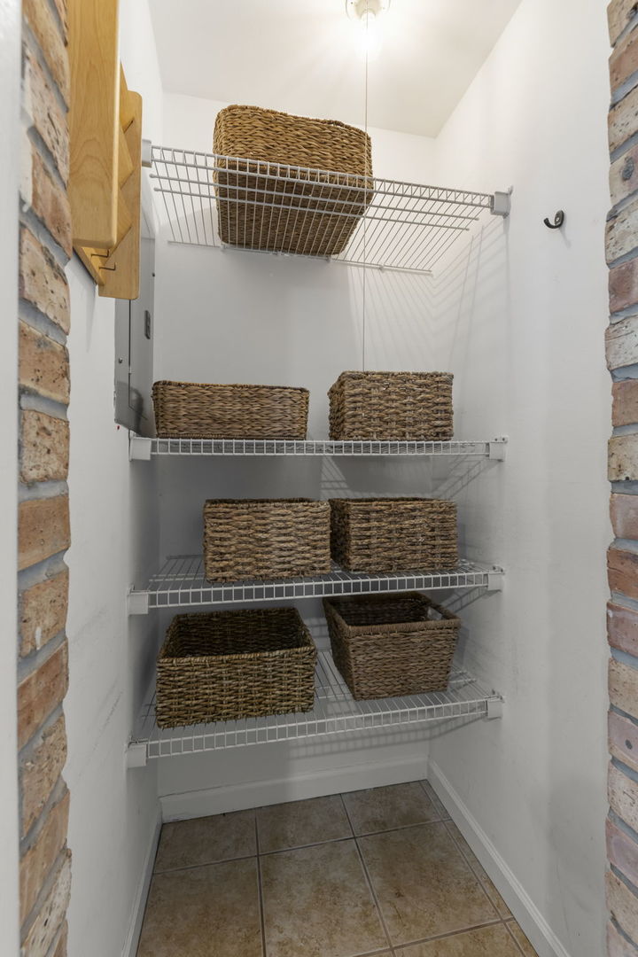 6008 LAKE Drive #1A, Lisle, IL 60532