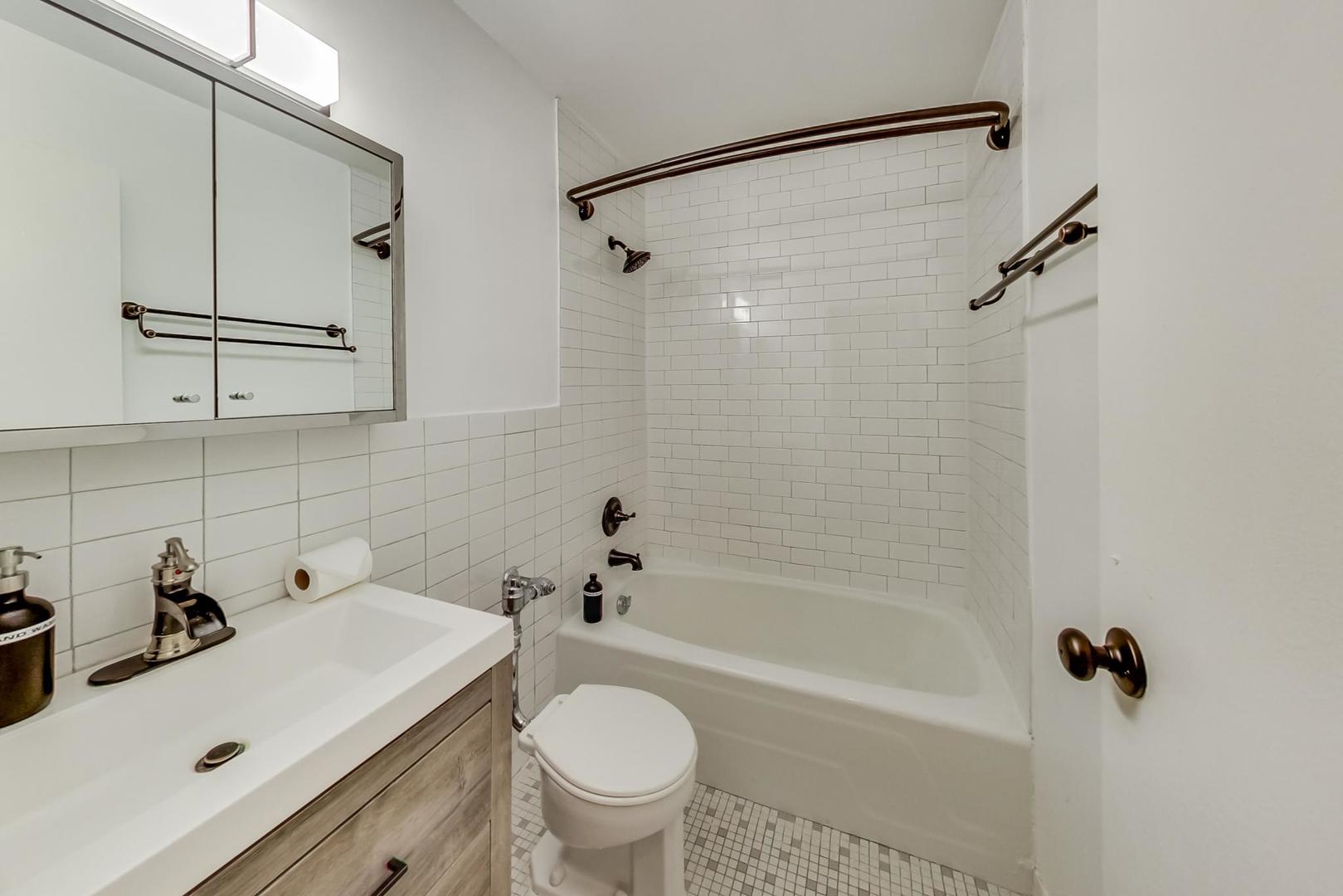 3550 N Lake Shore Drive #2728, Chicago, IL 60657