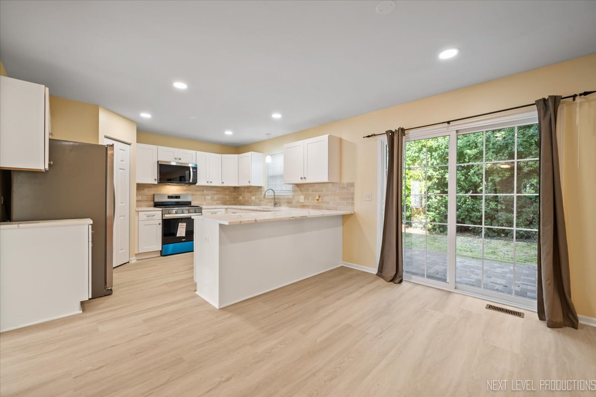 438 W Meadow Mist Lane, Round Lake, IL 60073