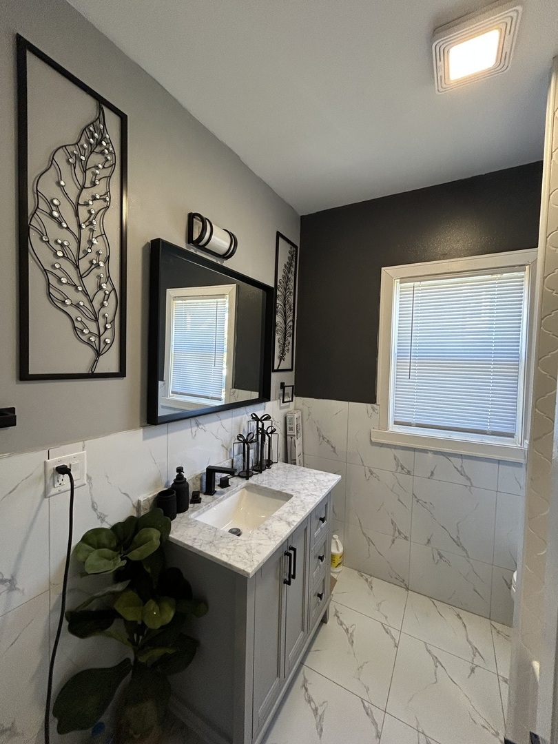 5915 W Iowa Street, Chicago, IL 60651