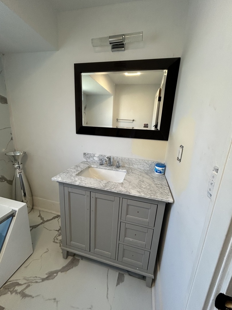 5915 W Iowa Street, Chicago, IL 60651