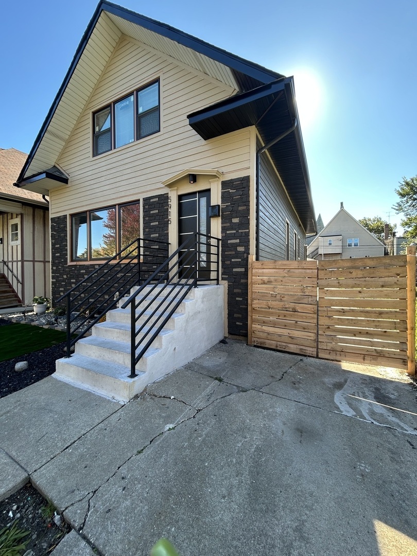 5915 W Iowa Street, Chicago, IL 60651