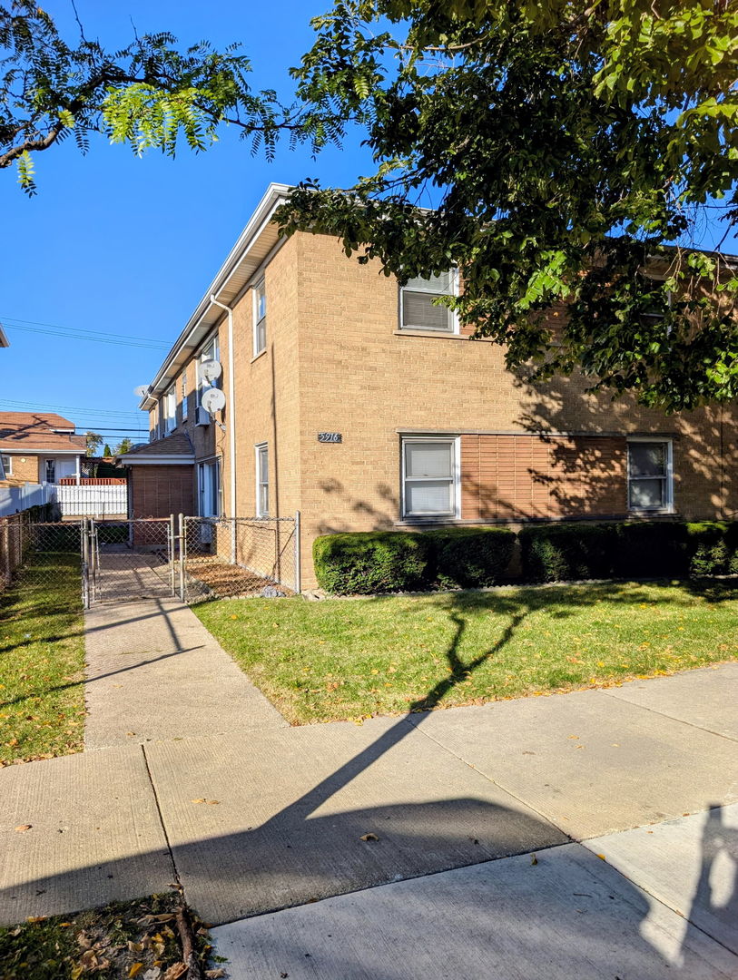 5916 W Montrose Avenue #2S, Chicago, IL 60634