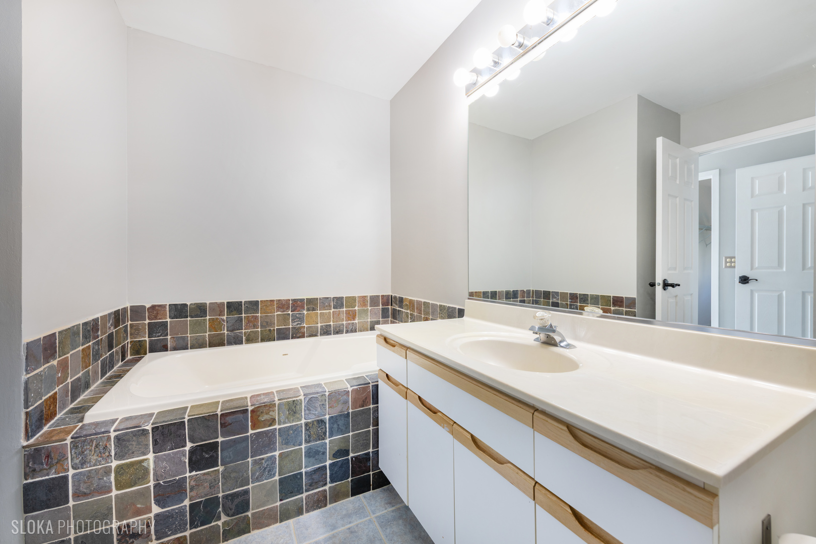 2342 Hamilton Place, Schaumburg, IL 60194