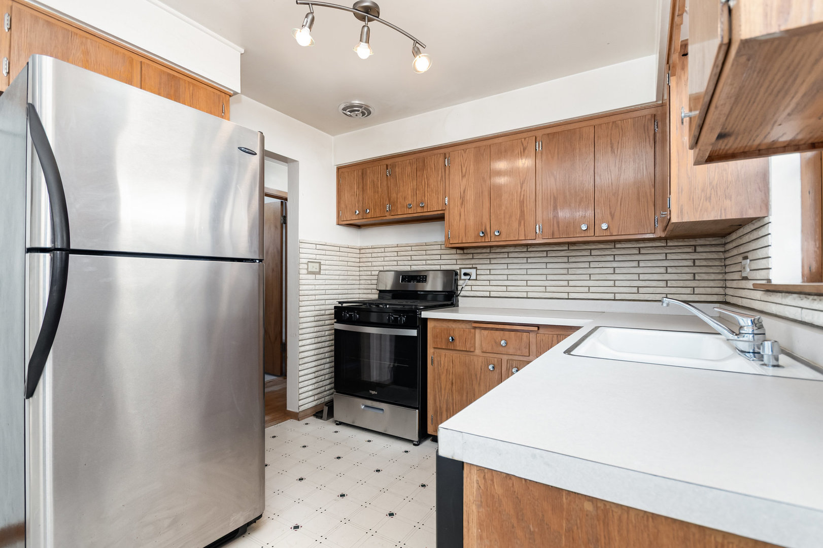 6953 W Montrose Avenue, Harwood Heights, IL 60706