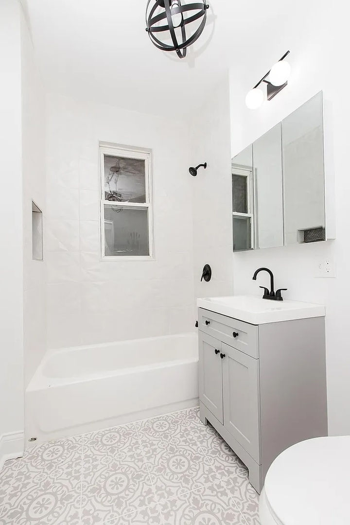 2934 N Sawyer Avenue, Chicago, IL 60618