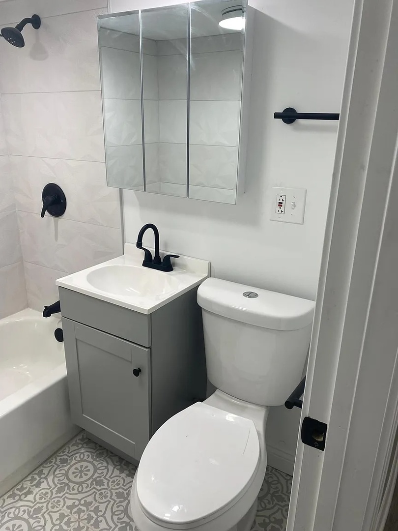 2934 N Sawyer Avenue, Chicago, IL 60618