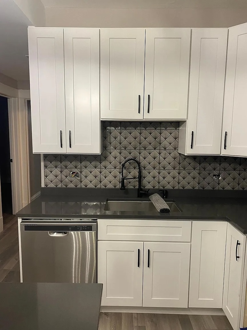 2934 N Sawyer Avenue, Chicago, IL 60618