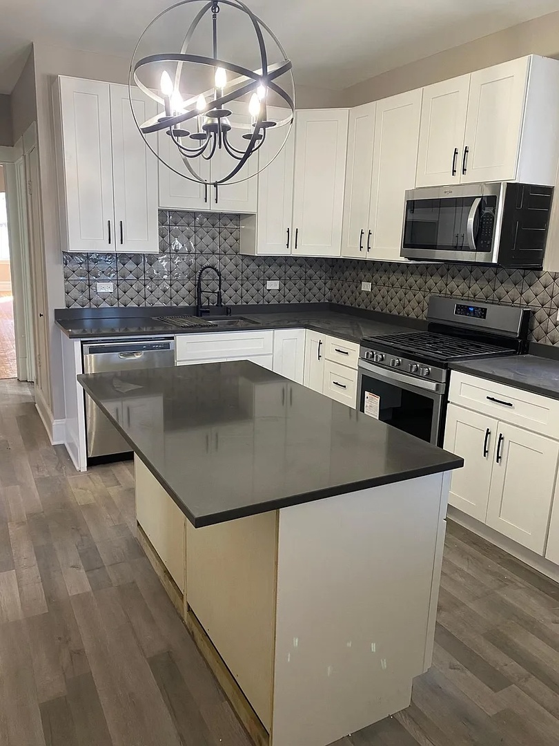 2934 N Sawyer Avenue, Chicago, IL 60618