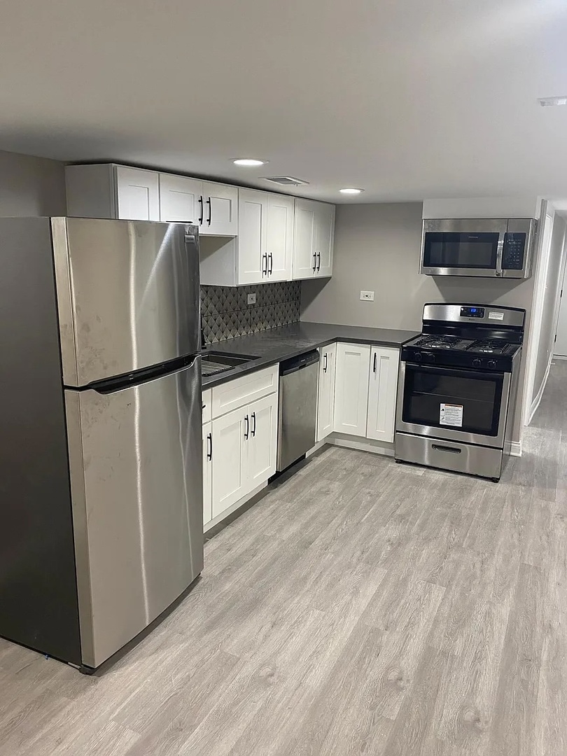 2934 N Sawyer Avenue, Chicago, IL 60618